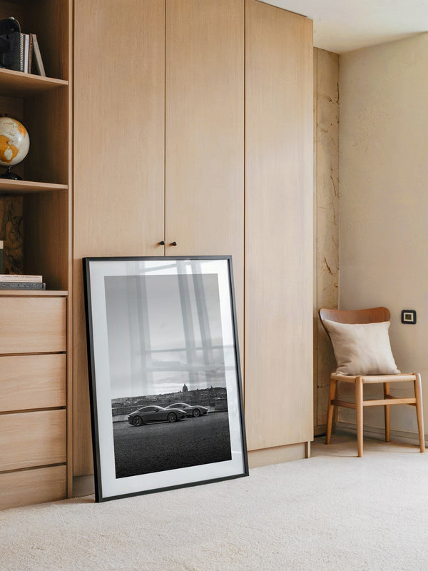 Zwei Sportwagen Stadtansicht S/W