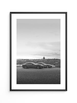 Zwei Sportwagen Stadtansicht S/W