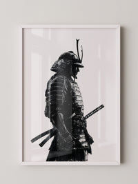Samurai in Rüstung – Tuschzeichnung in Schwarz-Weiß