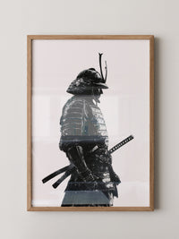 Samurai in Rüstung – Tuschzeichnung in Schwarz-Weiß