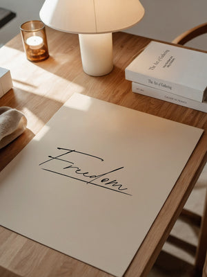 Freedom Schrift Schwarz Beige