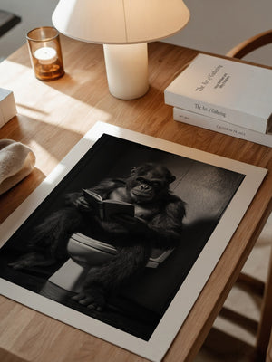 Gorilla liest Schwarzweiß