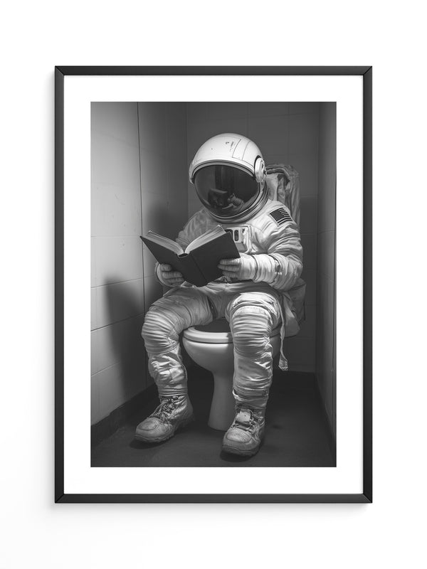 Astronaut WC liest Buch Schwarzweiß