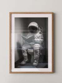 Astronaut WC liest Buch Schwarzweiß