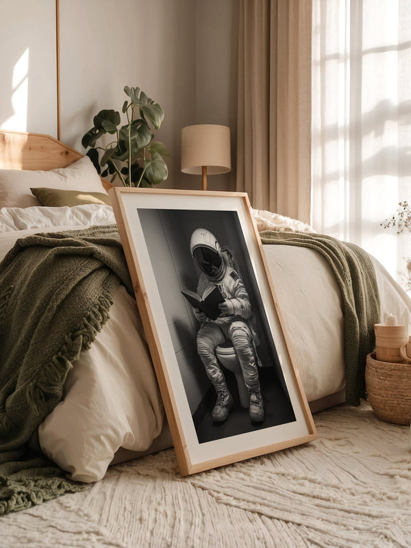 Astronaut WC liest Buch Schwarzweiß