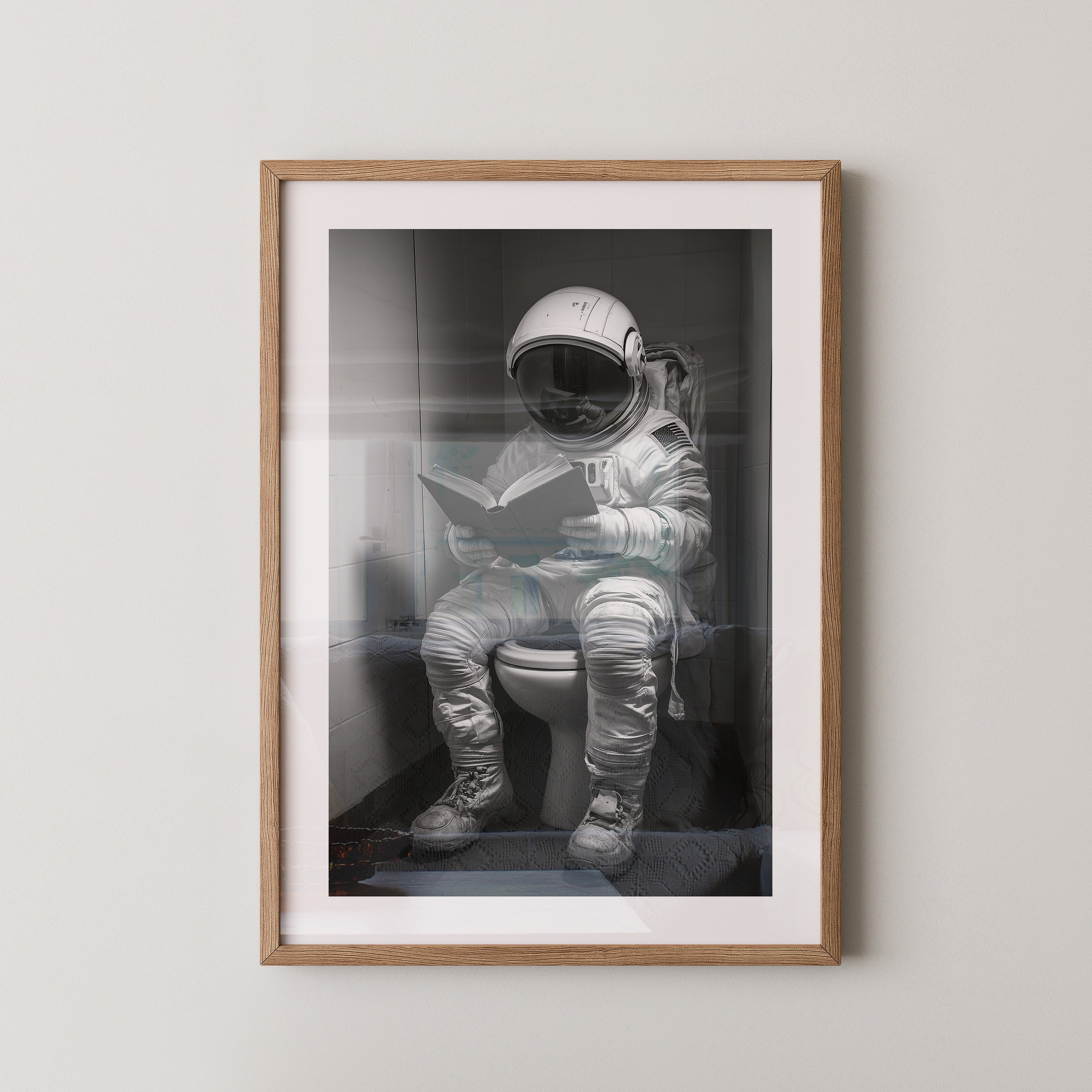 Astronaut WC liest Buch Schwarzweiß