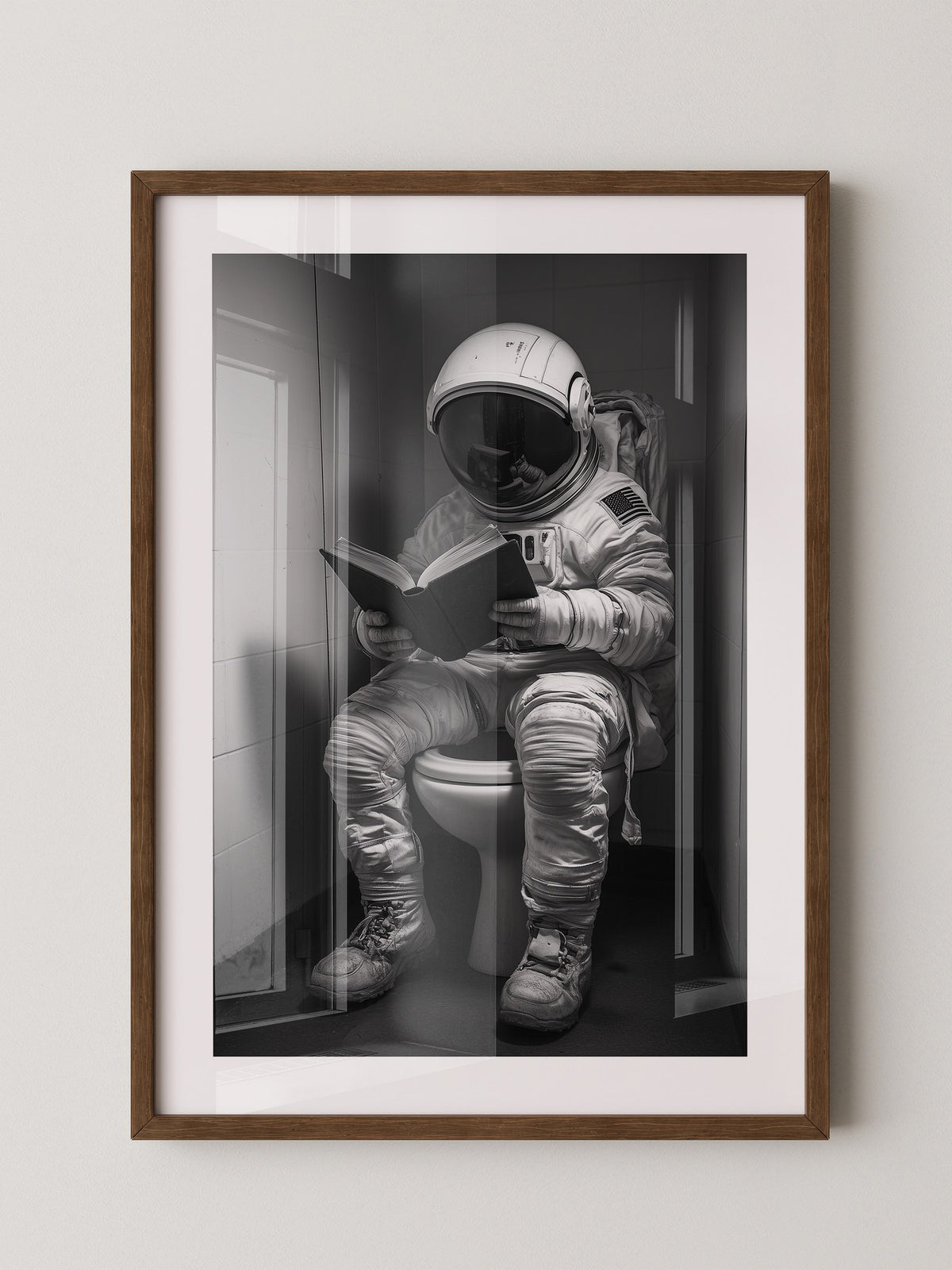 Astronaut WC liest Buch Schwarzweiß