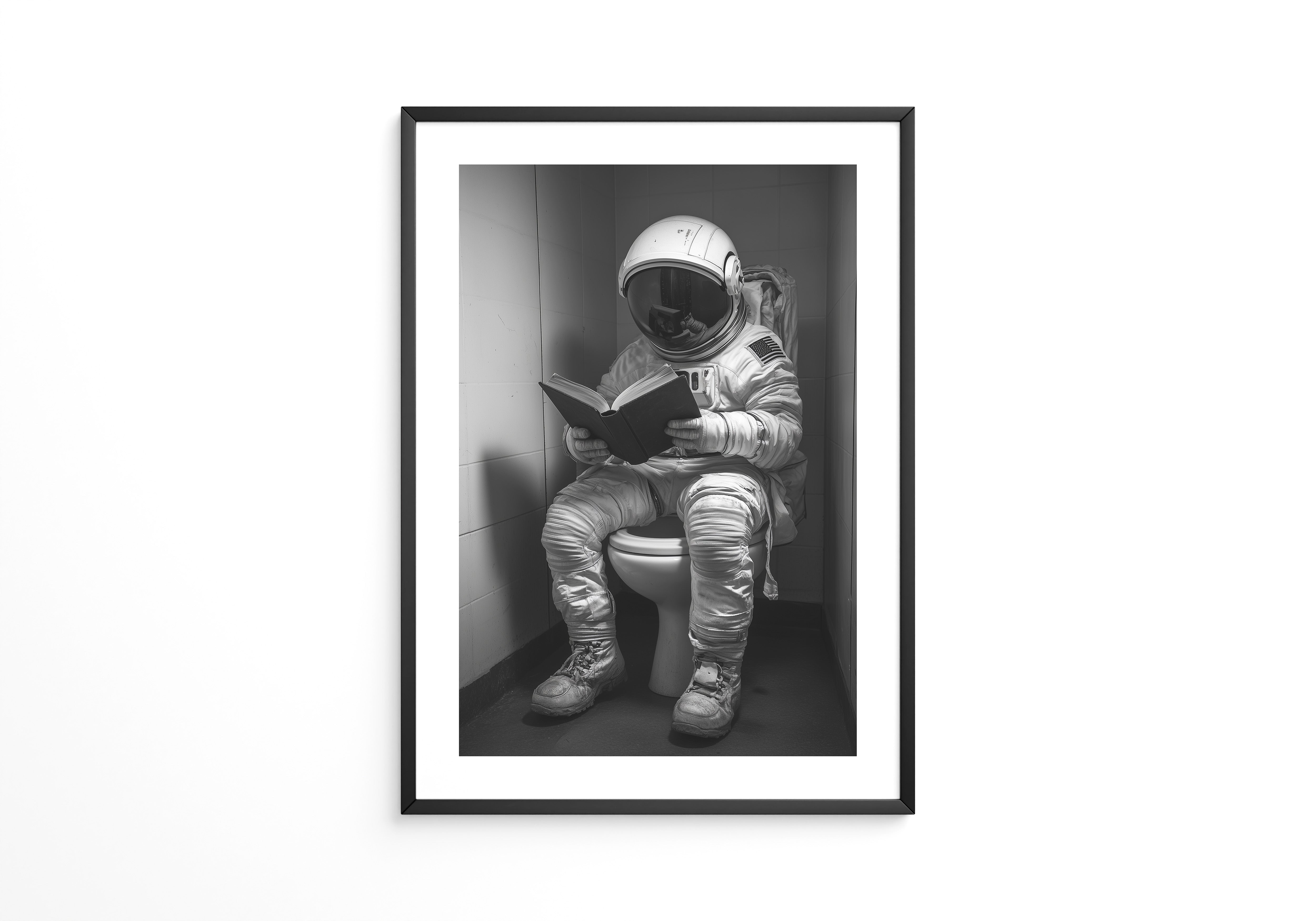 Astronaut WC liest Buch Schwarzweiß