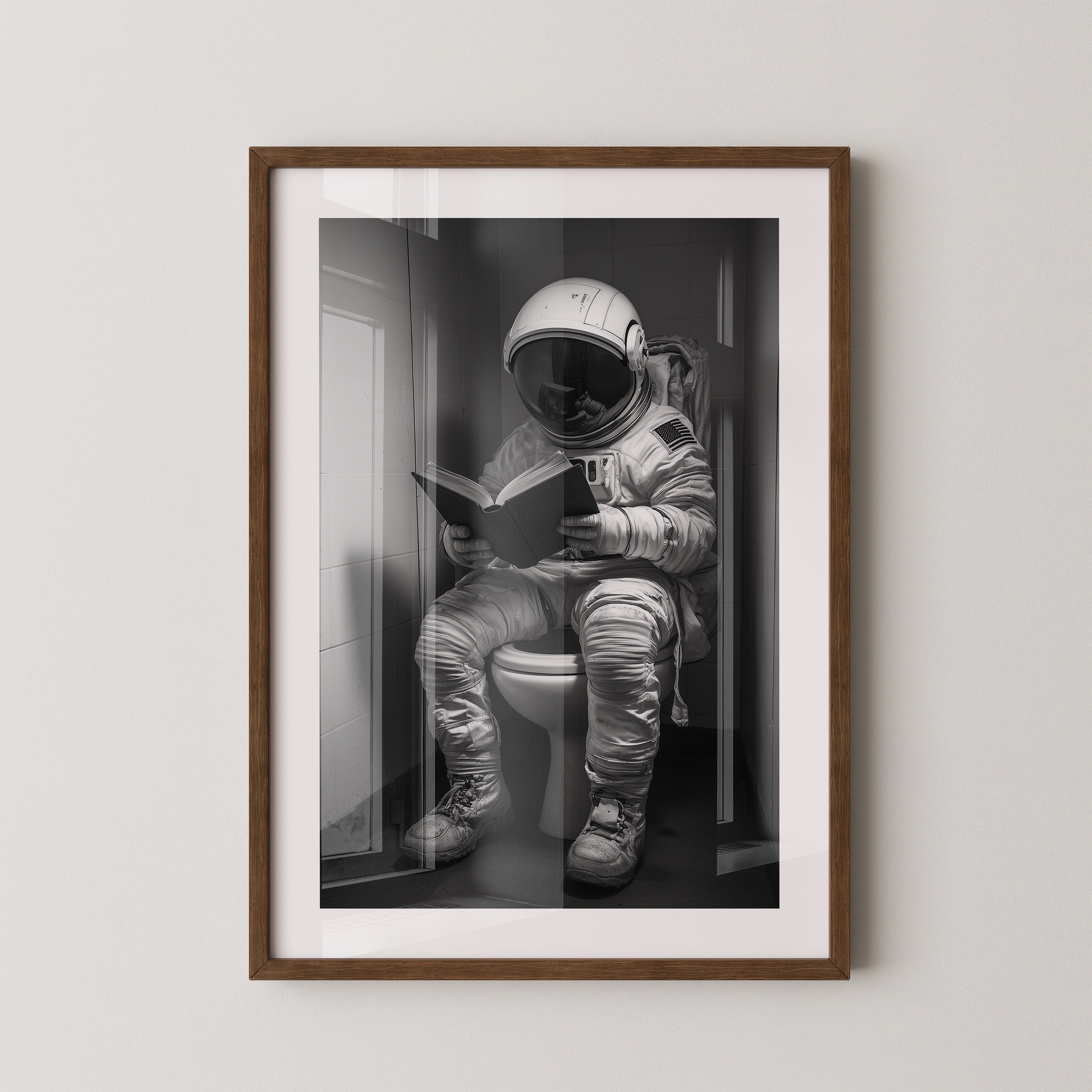 Astronaut WC liest Buch Schwarzweiß
