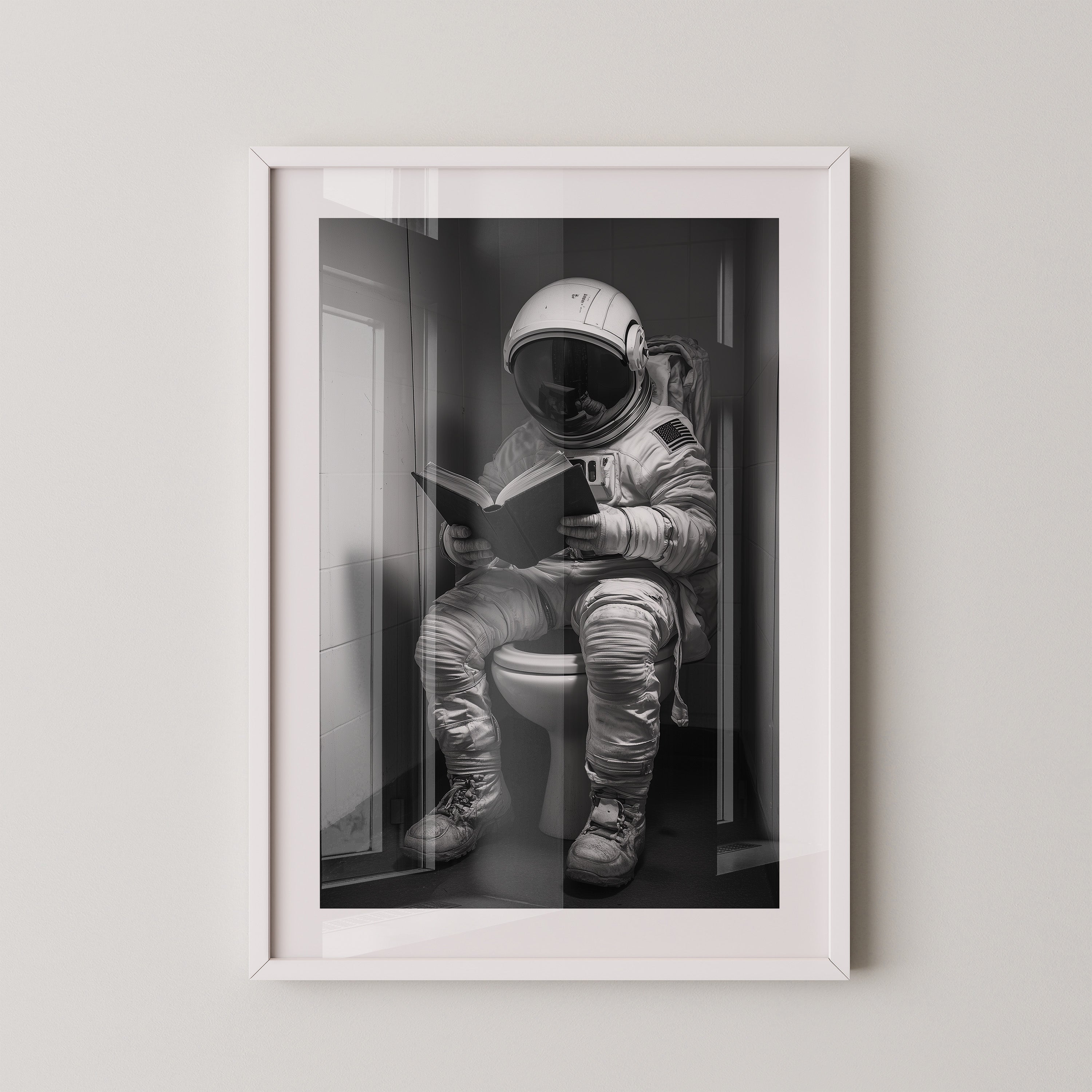 Astronaut WC liest Buch Schwarzweiß