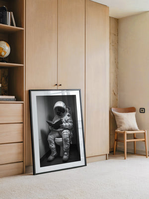 Astronaut WC liest Buch Schwarzweiß