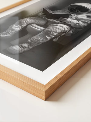 Astronaut WC liest Buch Schwarzweiß