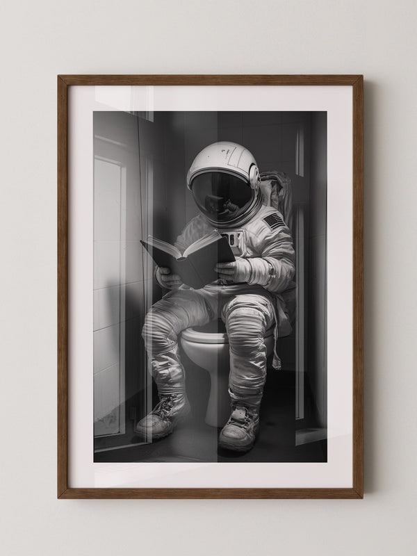 Astronaut WC liest Buch Schwarzweiß