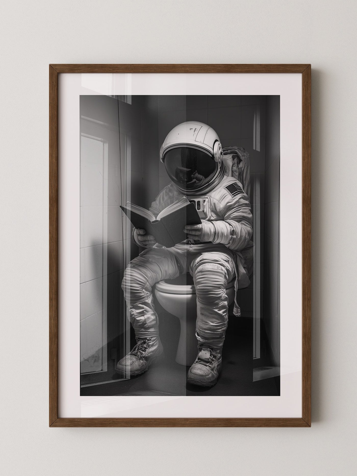 Astronaut WC liest Buch Schwarzweiß