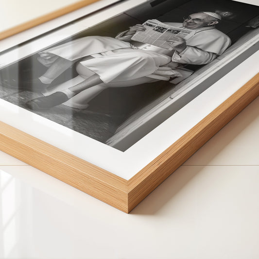 Lesender Mann Toilettenmoment S/W