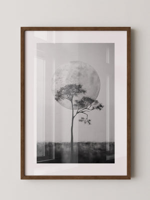 Baum vor Mond Schwarzweiß