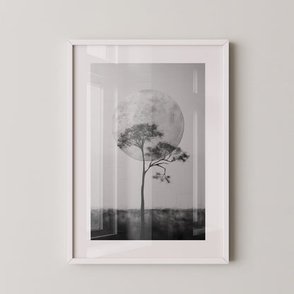 Baum vor Mond Schwarzweiß