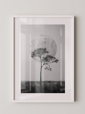Baum vor Mond Schwarzweiß