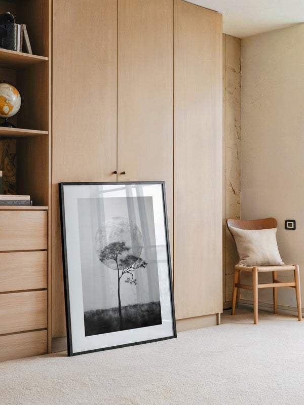 Baum vor Mond Schwarzweiß