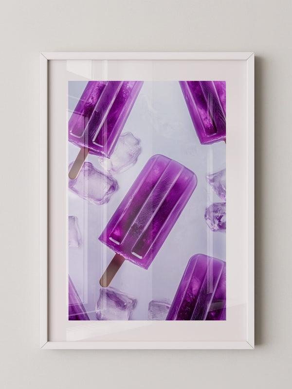 Lila Eis am Stiel mit Eiswürfeln