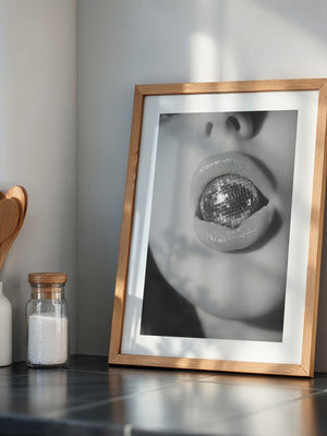 Diskokugel Mund Glanz Schwarzweiß