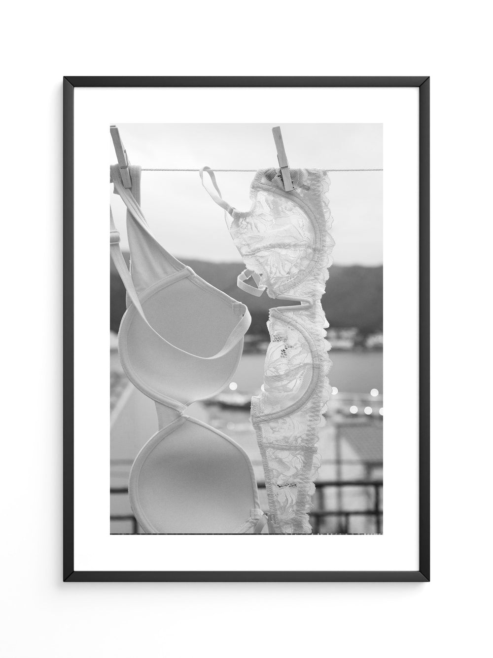 BH auf Wäscheleine Schwarzweiß
