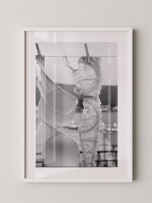 BH auf Wäscheleine Schwarzweiß