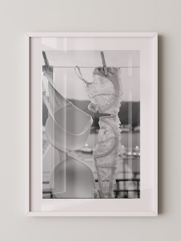 BH auf Wäscheleine Schwarzweiß