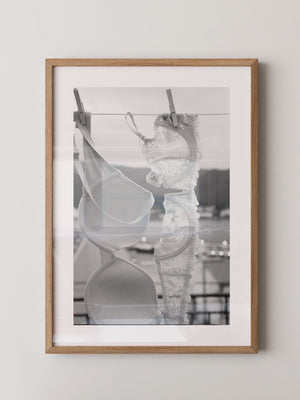 BH auf Wäscheleine Schwarzweiß