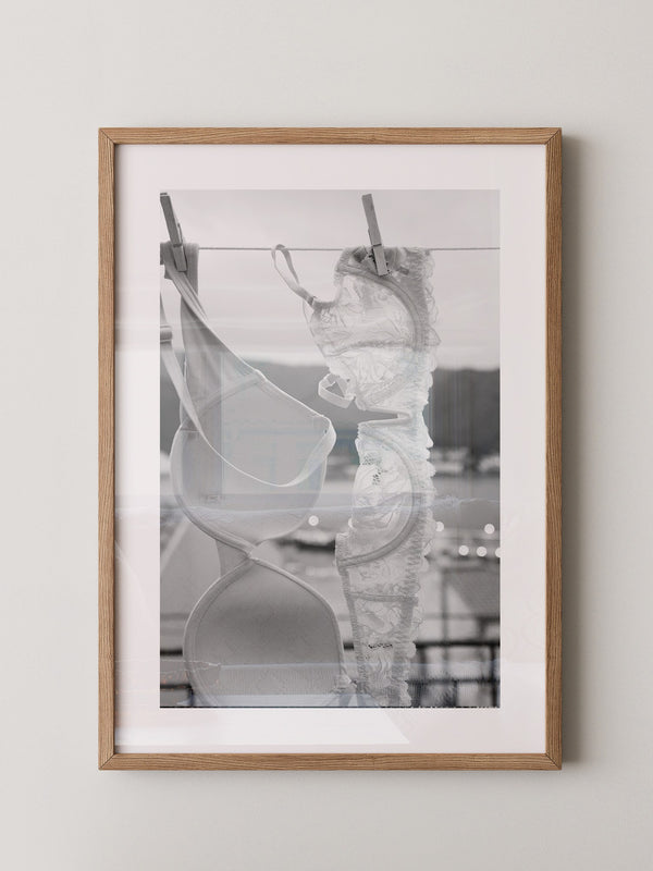 BH auf Wäscheleine Schwarzweiß