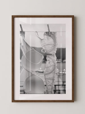 BH auf Wäscheleine Schwarzweiß