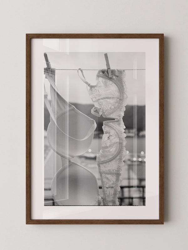 BH auf Wäscheleine Schwarzweiß