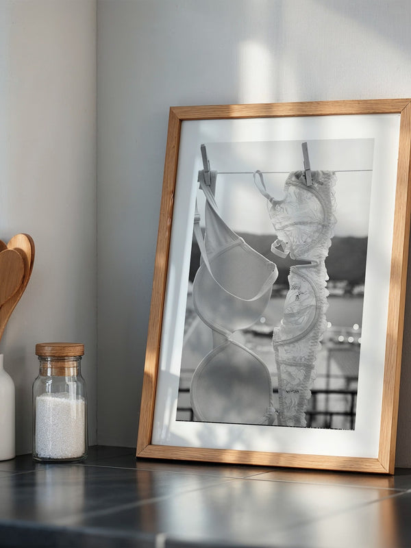 BH auf Wäscheleine Schwarzweiß