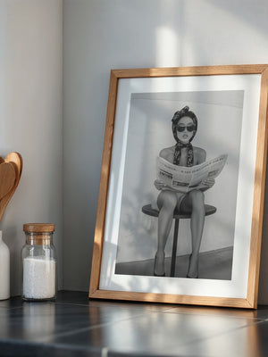 Zeitungsleserin Retro Stil