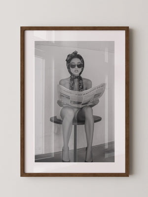 Zeitungsleserin Retro Stil