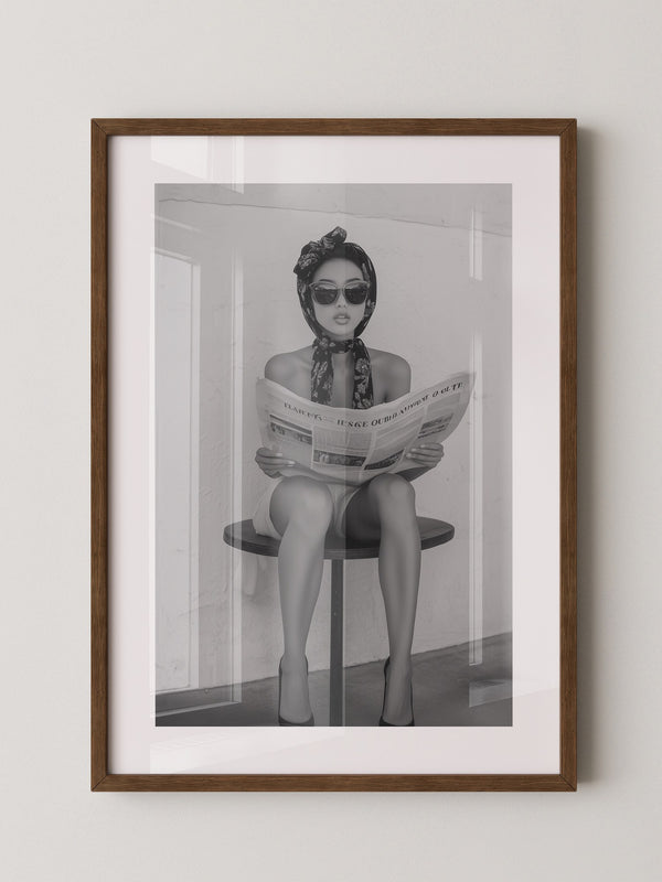 Zeitungsleserin Retro Stil