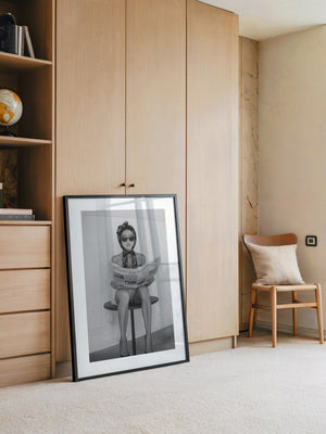 Zeitungsleserin Retro Stil