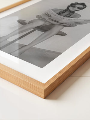 Zeitungsleserin Retro Stil