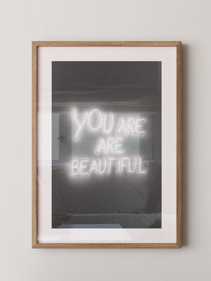 Neon Schriftzug Leuchtend Schwarzweiß