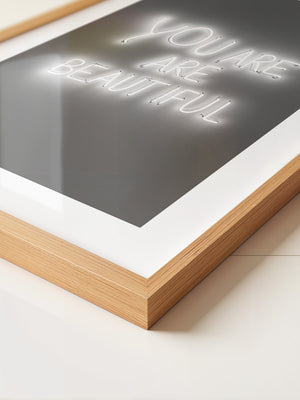 Neon Schriftzug Leuchtend Schwarzweiß