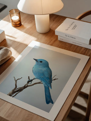 Blauer Vogel auf Zweig