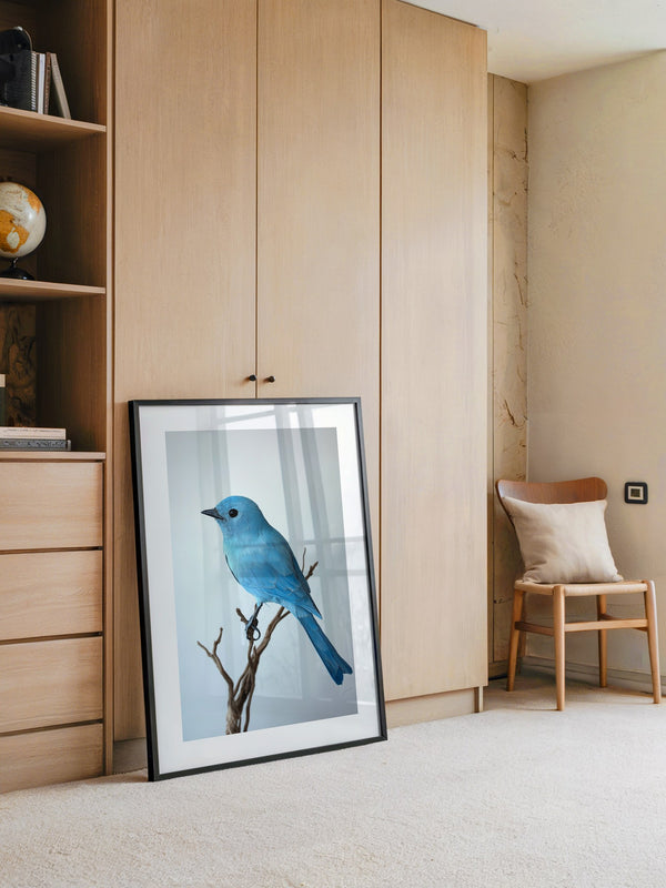Blauer Vogel auf Zweig