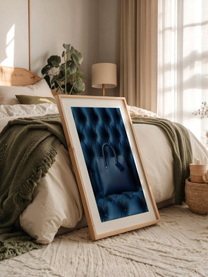 Blaue Tasche auf Polsterquadraten