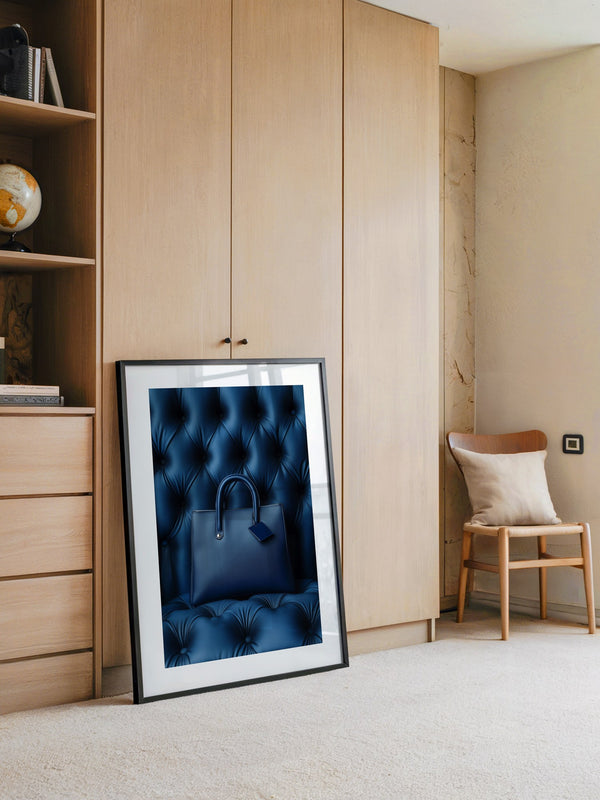 Blaue Tasche auf Polsterquadraten