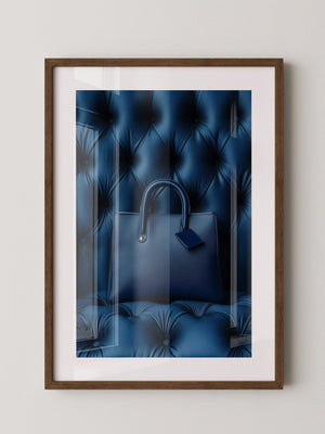 Blaue Tasche auf Polsterquadraten