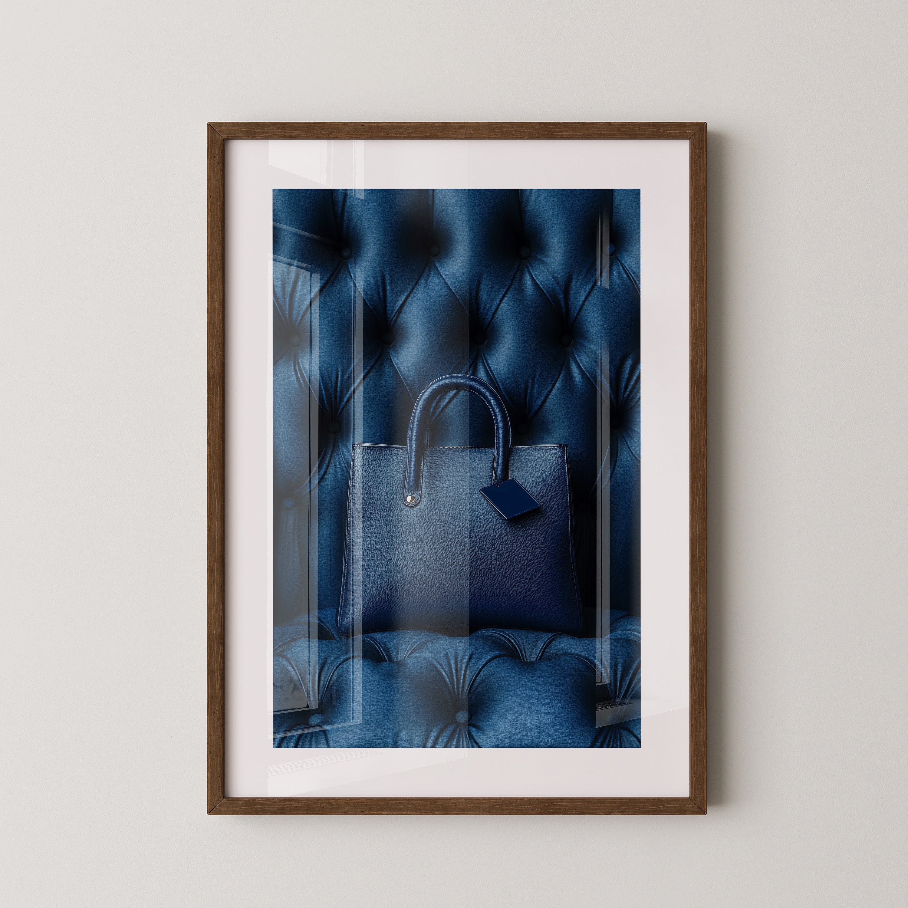 Blaue Tasche auf Polsterquadraten