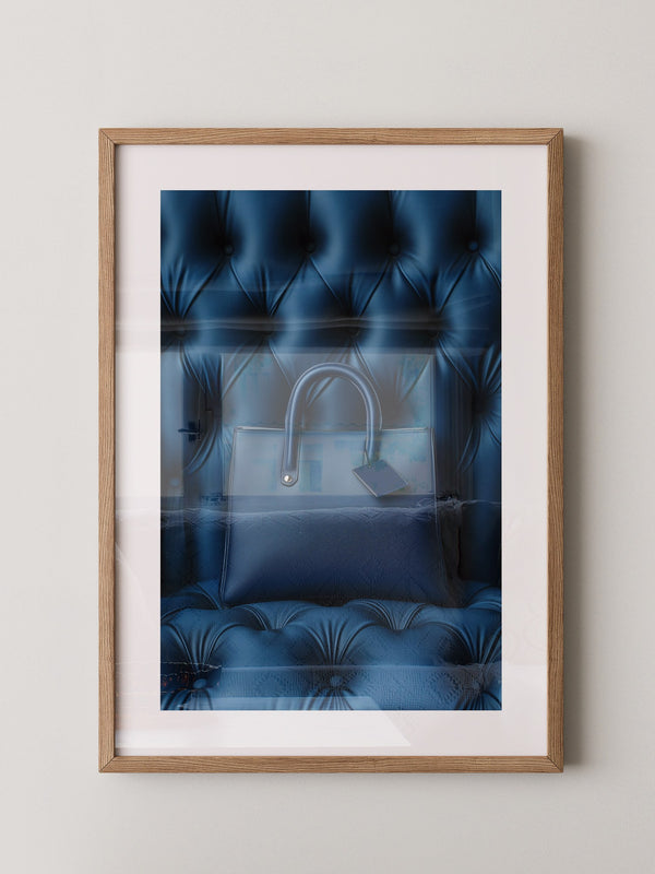 Blaue Tasche auf Polsterquadraten