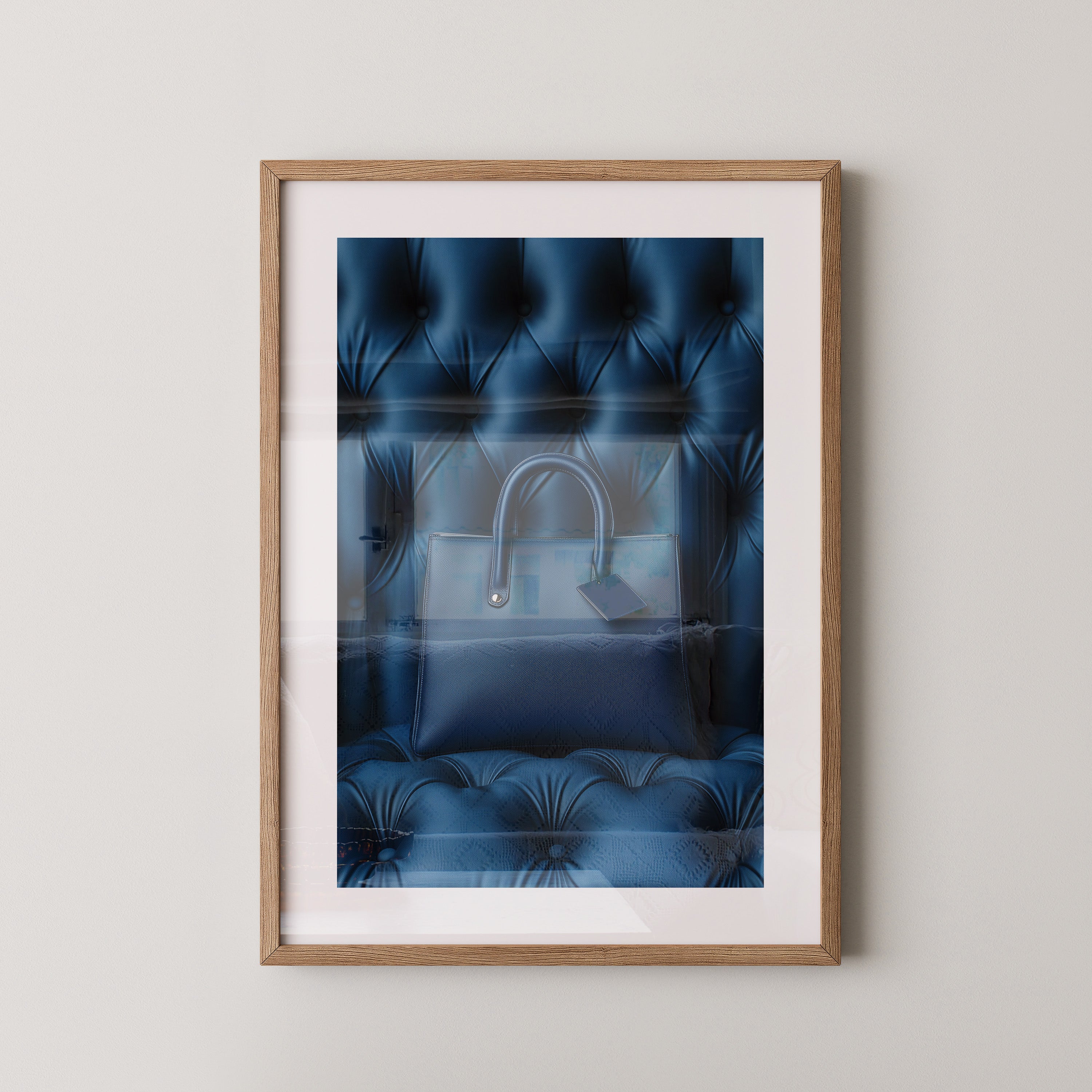 Blaue Tasche auf Polsterquadraten