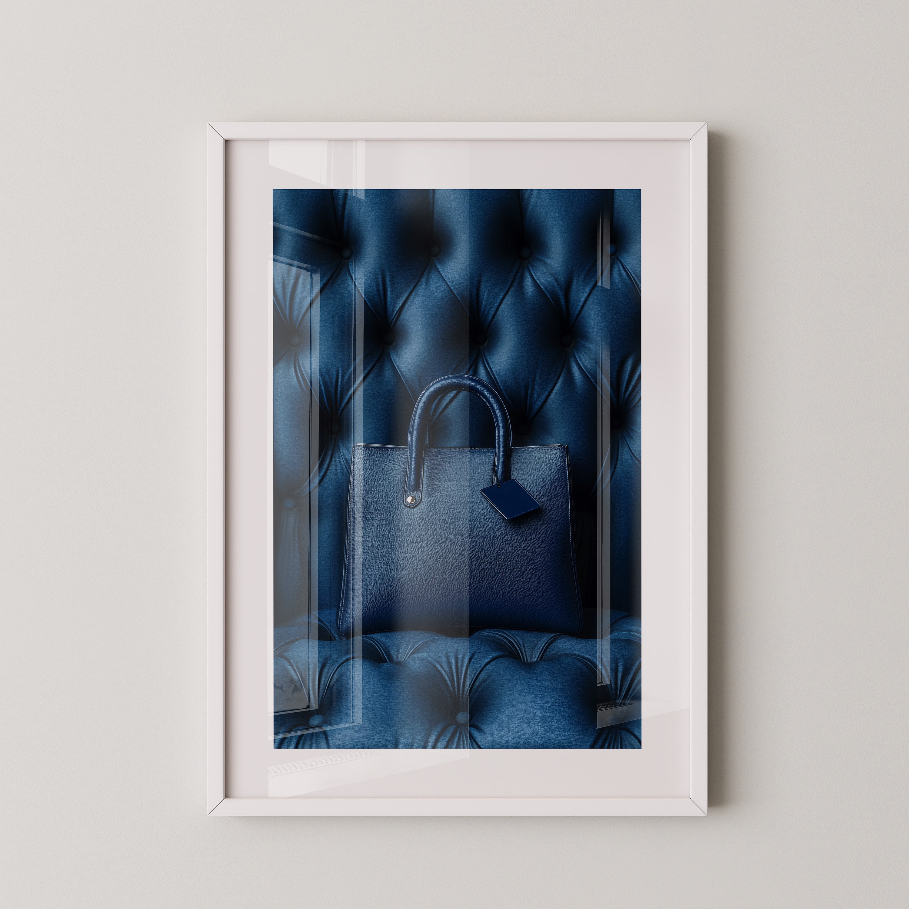 Blaue Tasche auf Polsterquadraten