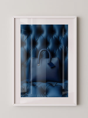 Blaue Tasche auf Polsterquadraten